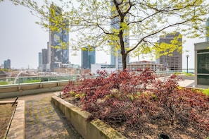 A rooftop garden with a view of modern high-rise buildings. - StayToronto - Union Station & Waterfront (Toronto)