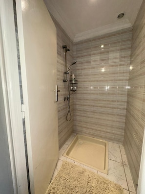 A bathroom with a shower, a bathtub, and a toilet. - Charming Villa in Marrakesh with a garden and a swimming pool (Marrakesh)