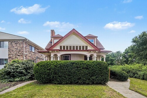 Stay in Omaha History - Sleeps 10 - One-of-a-Kind