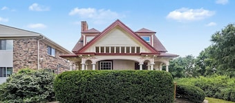 Stay in Omaha History - Sleeps 10 - One-of-a-Kind