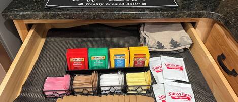 Un cajón con cápsulas de café, bolsitas de té e ingredientes de Swiss Miss.