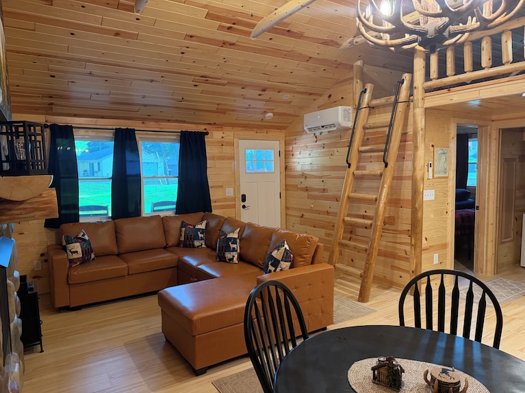 Beautiful Log Cabin- Exit 222- Covered Patio- Wi-fi - Michigan