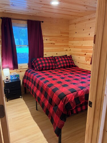 Beautiful Log Cabin- Exit 222- Covered Patio- Wi-Fi