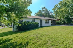 A single-story house with a front yard and a tree. - Vantara Smoky Views - Feels like home (Sevierville)