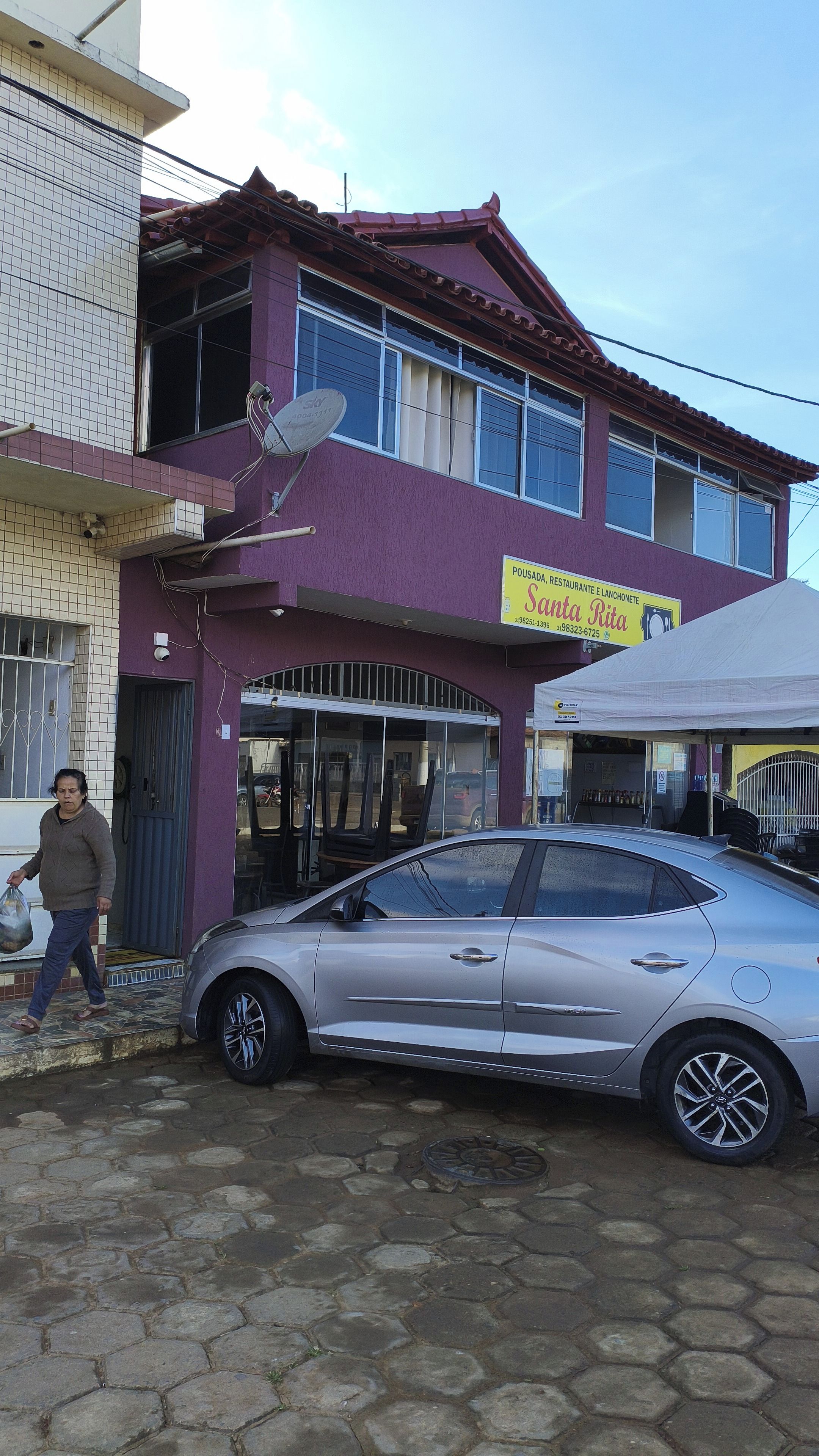 Un edificio con fachada morada y un letrero para un restaurante.