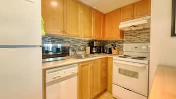 Classic Studio Suite | Private kitchen | Coffee/tea maker, fridge, microwave, oven