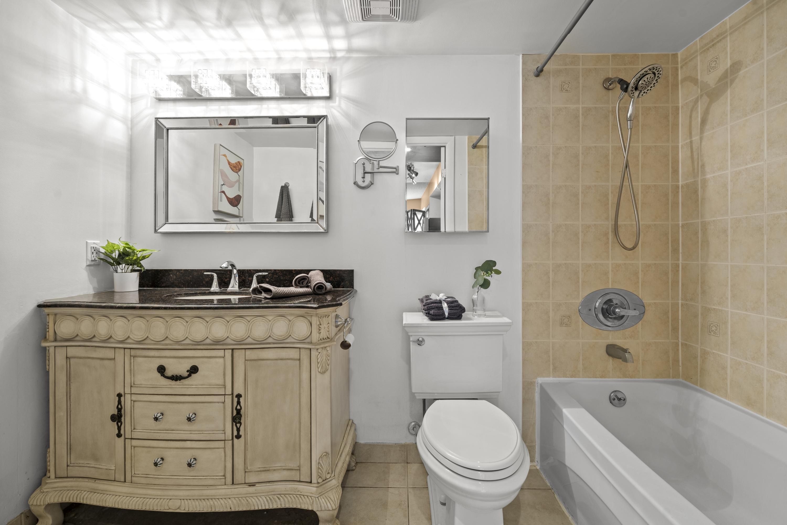 Elite Studio Suite | Bathroom | Free toiletries, hair dryer, towels, soap
