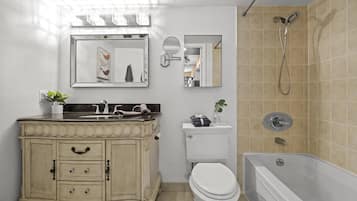 Elite Studio Suite | Bathroom | Free toiletries, hair dryer, towels, soap