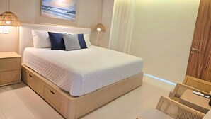 A modern bedroom with a large bed, bedside lamps, a painting, and a wardrobe. - Spacious 3-bedroom Ocean View apartment Flamingos Nuevo Vallarta (Nuevo Vallarta)