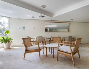A spacious room with a high ceiling, a large mirror, and a potted plant. - Ocean View / Fitness Center / Private Beach / Huge Pool (Playa Del Carmen)