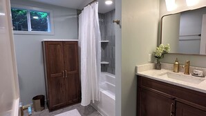Bathroom - 2-bedroom apartment on delightful Doty Island (Neenah)