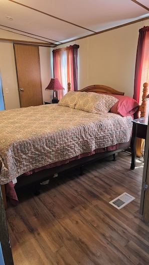 Room - Hello Pumpkin!  2-bedroom mobile home in Caseyville, IL (Caseyville)