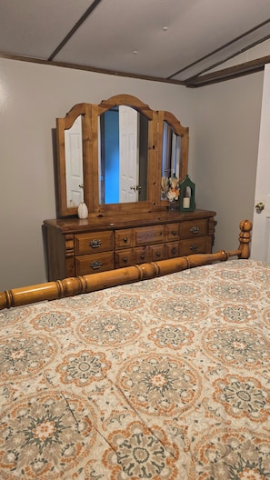 Room - Hello Pumpkin!  2-bedroom mobile home in Caseyville, IL (Caseyville)