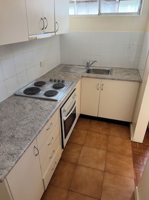 Private kitchen - Bondi Beach studio with queen bed, bath and kitchen (Bondi Beach)