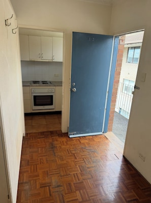Private kitchen - Bondi Beach studio with queen bed, bath and kitchen (Bondi Beach)