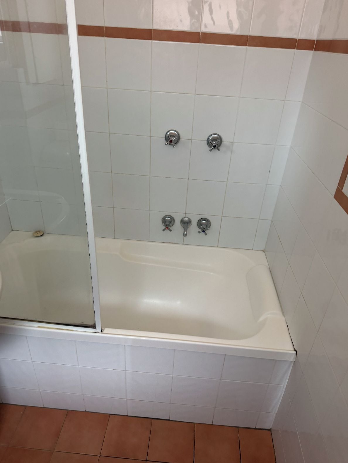 Sèche-cheveux, serviettes fournies, savon, shampoing
