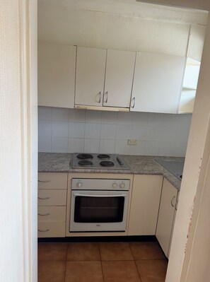 Private kitchen - Bondi Beach studio with queen bed, bath and kitchen (Bondi Beach)