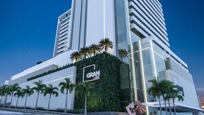 Un hôtel moderne, reconnaissable à son grand panneau « GRAN LIFE », qui se distingue par son architecture imposante, avec de nombreux étages et une façade en verre.