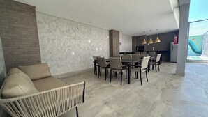 Un intérieur moderne comprenant un coin repas, un canapé et une cuisine.