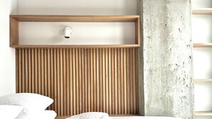 Room - French-scandi canal living: EV & bike parking, gym (Montréal)