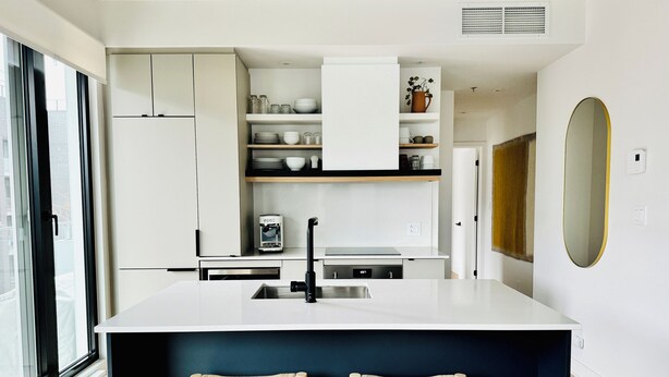 Private kitchen - French-scandi canal living: EV & bike parking, gym (Montréal)