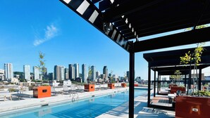 Pool - French-scandi canal living: EV & bike parking, gym (Montréal)