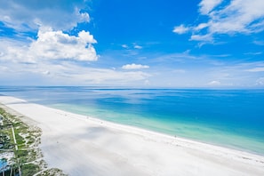Ein Strand mit klarem türkisblauem Wasser und einem weißen Sandstrand.