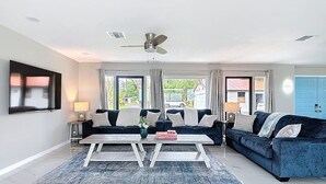 A modern living room with a sofa set, a coffee table, and a ceiling fan. - Northshore Waterfront Resort (Port Charlotte)