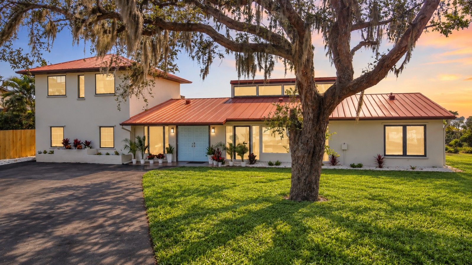 4498 northshore Twilight Florida Home with Oak and Lawn