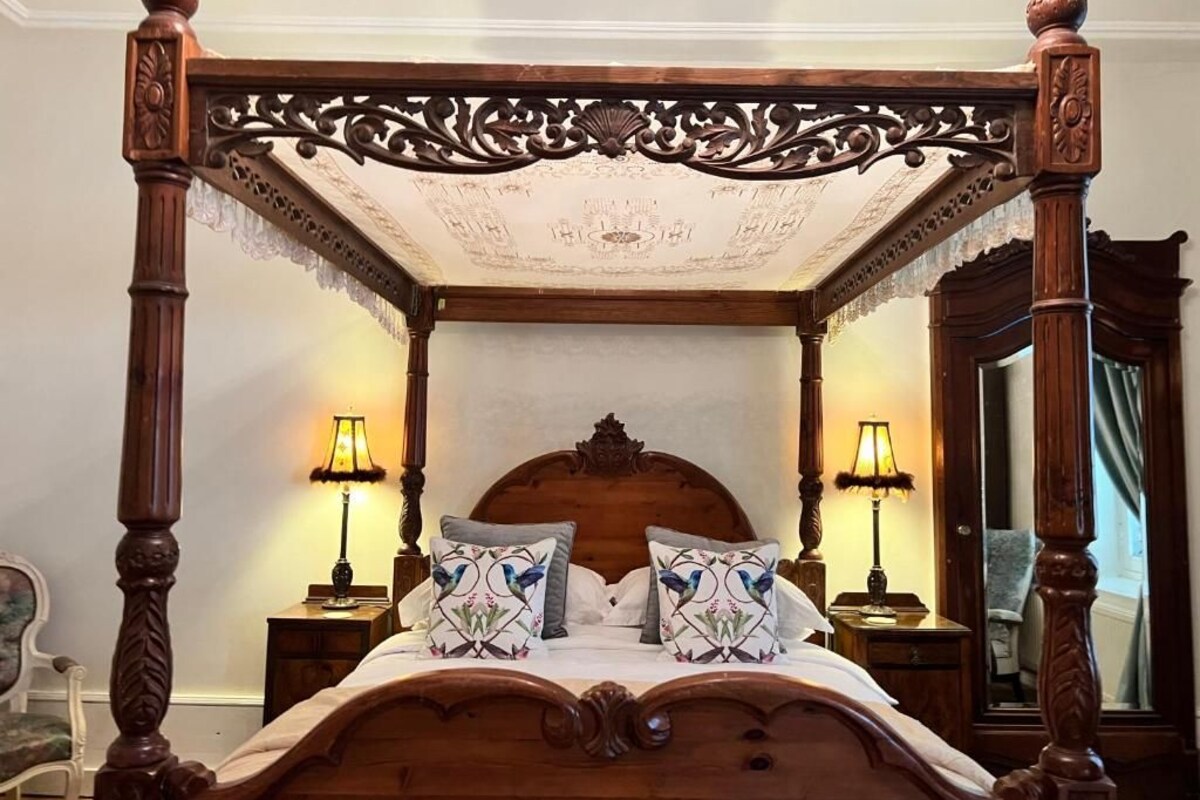 Cortinas blackout, tabla de planchar con plancha y wifi gratis 