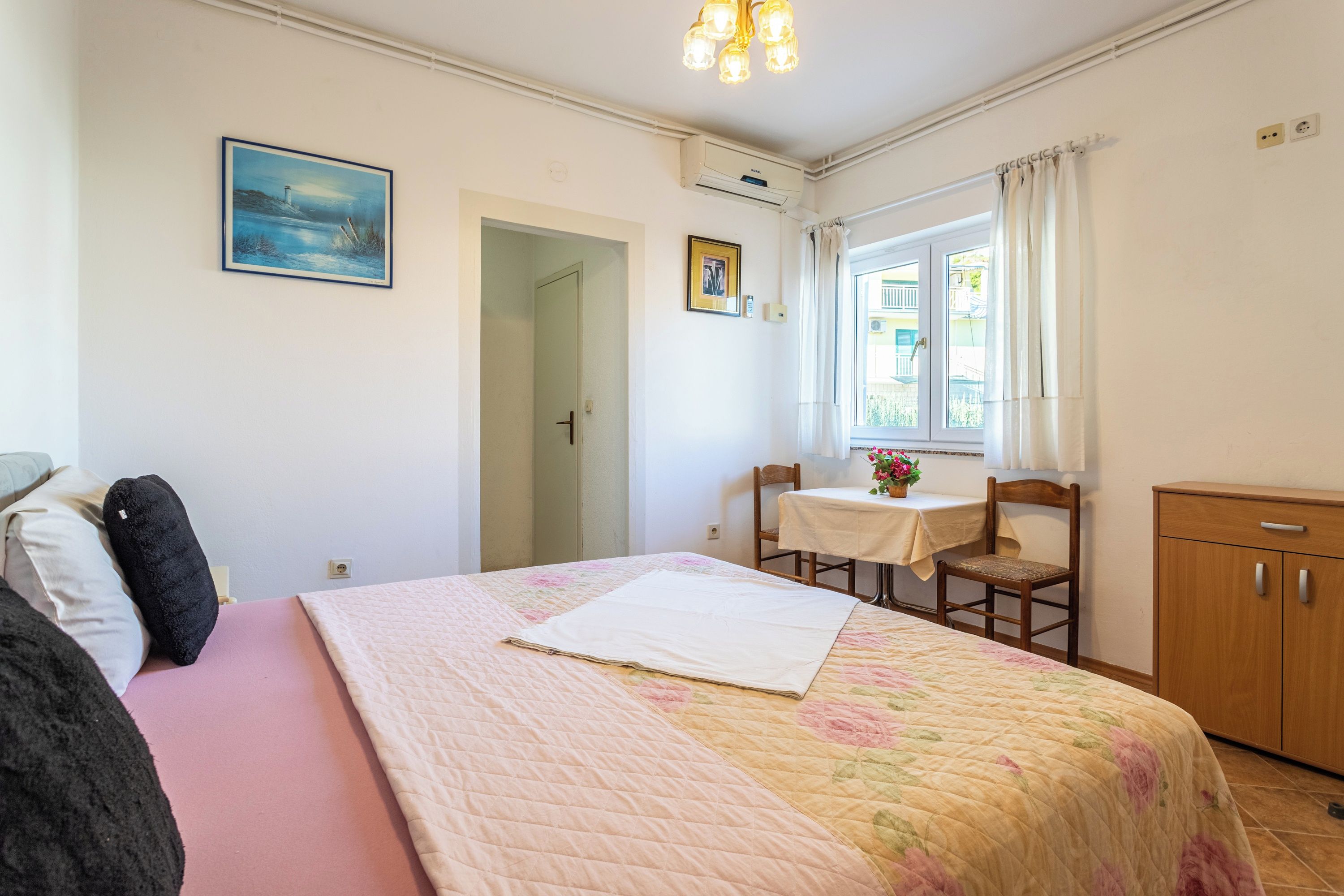 Un dormitorio con cama, escritorio, silla y armario.