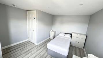 5 bedrooms, iron/ironing board, WiFi