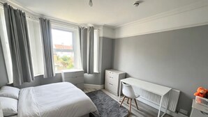 Unclassified image, 3 of 17, button - South East London 5-Bed House, Sleeps 7 Foresthill (London)