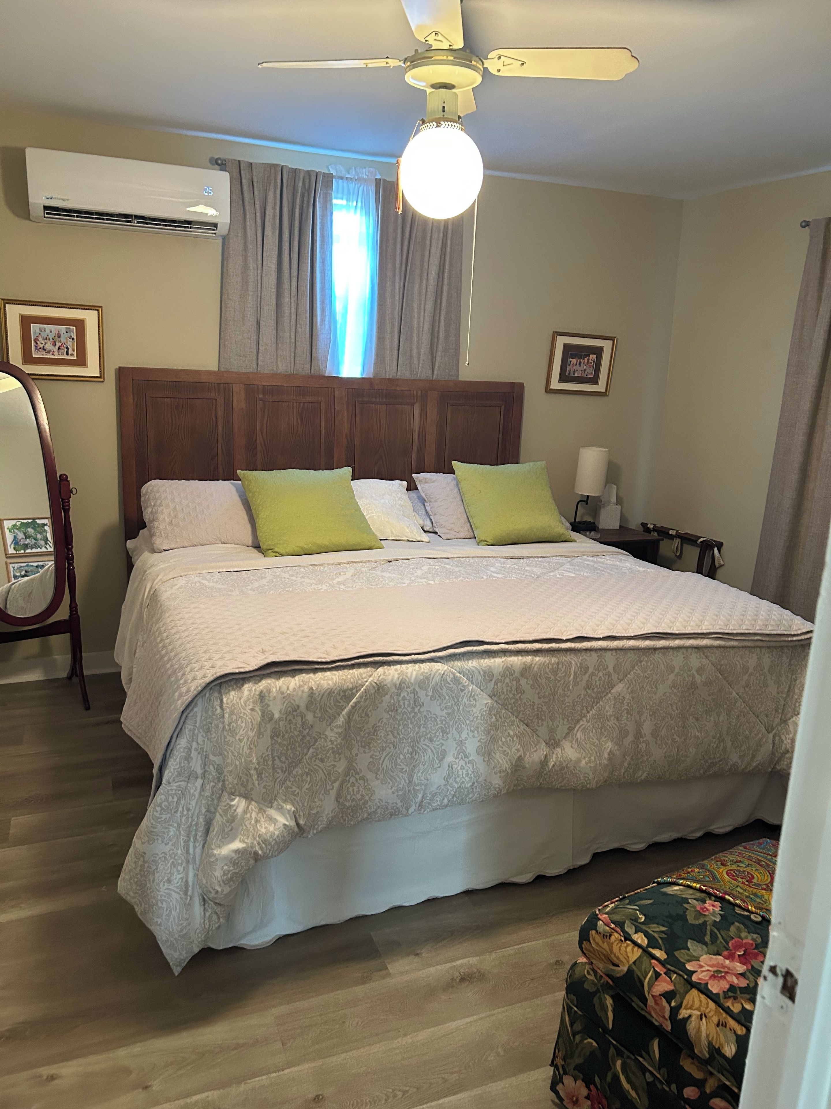 Tabla de planchar con plancha y ropa de cama
