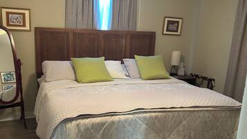 Tabla de planchar con plancha y ropa de cama