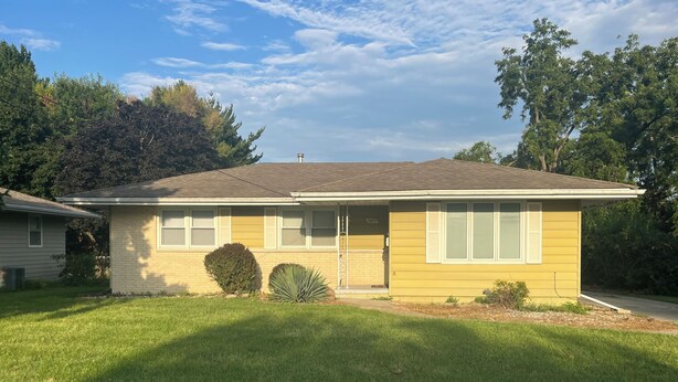 Exterior -  4-bedroom house with game room in very convenient Urbandale location (Urbandale)