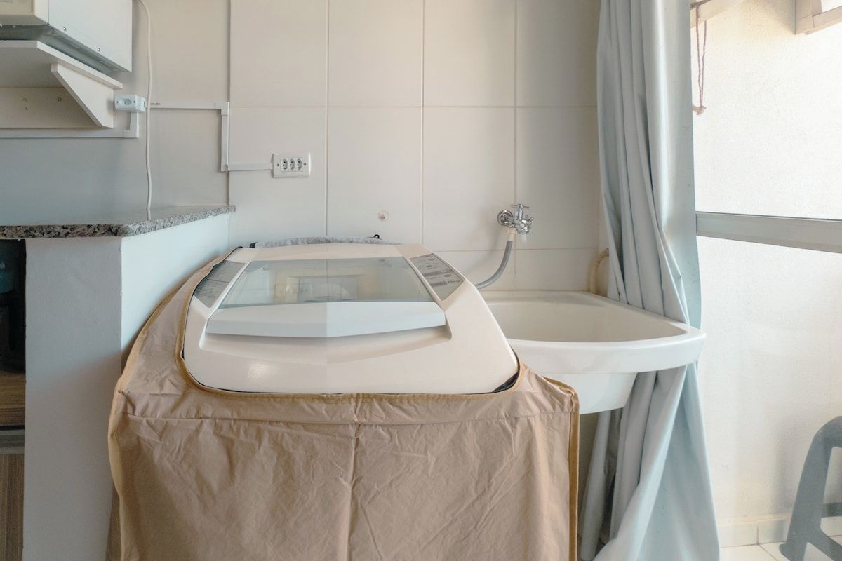 Un baño con encimera, lavamanos y zona de ducha.
