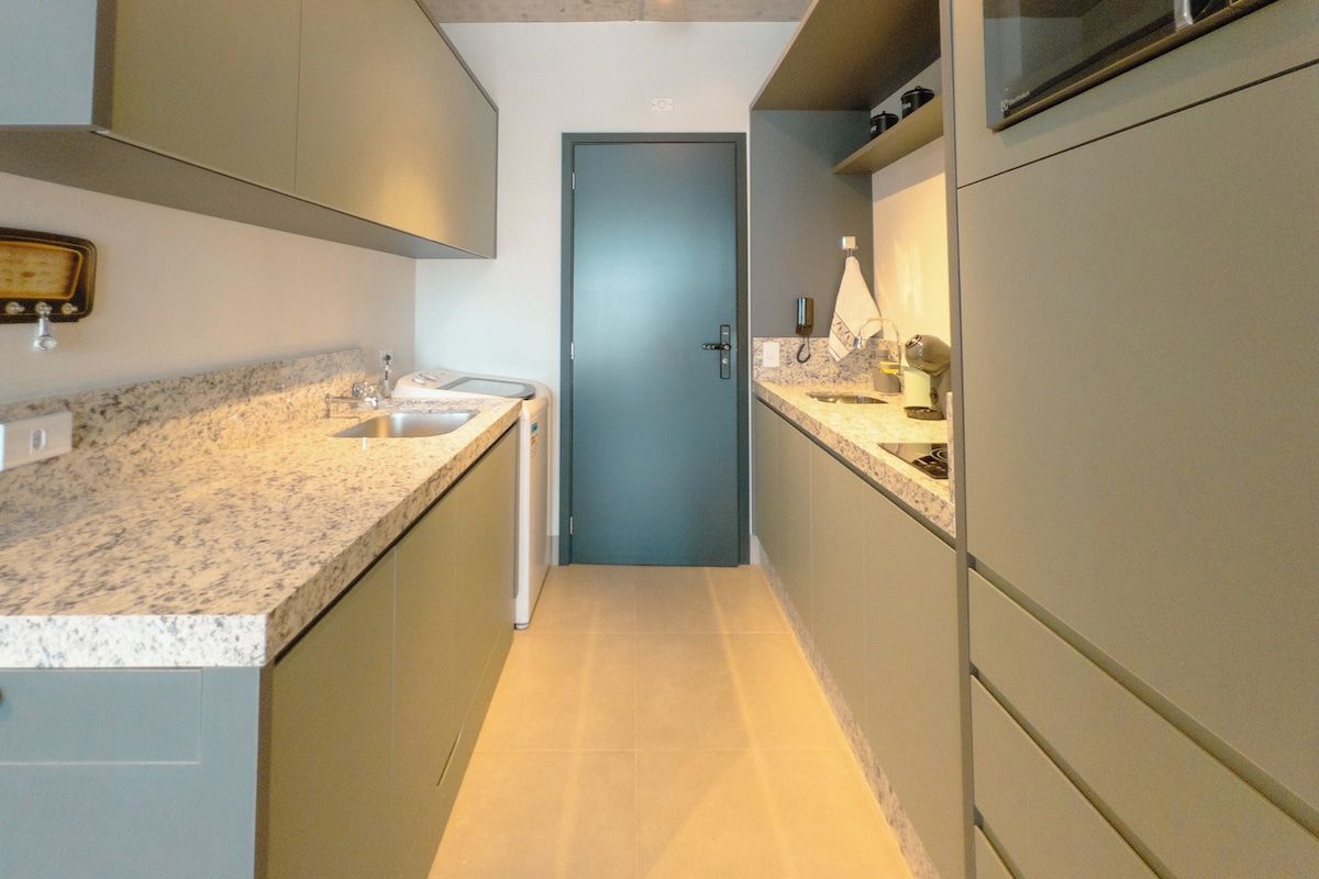 Coffee/tea maker, fridge, microwave, stovetop