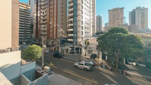A multi-story building with a street in front. - Design and Modern Living in Downtown Maringa - NEO204 (Maringá)