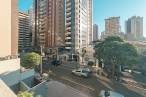 A multi-story building with a street in front. - Design and Modern Living in Downtown Maringa - NEO204 (Maringá)