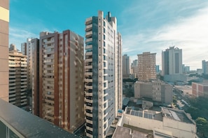 Een hoog gebouw met meerdere verdiepingen, grote ramen en een modern architectonisch ontwerp.