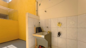 Casa de banho com lavatório, espelho e porta-toalhas.