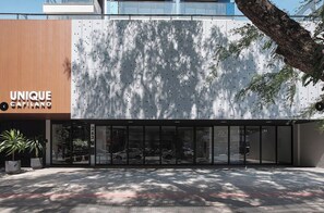 A modern building with a unique facade, large glass entrance, and a visible address number. - Stay in Style in Downtown Maringa - CA1302 (Maringá)