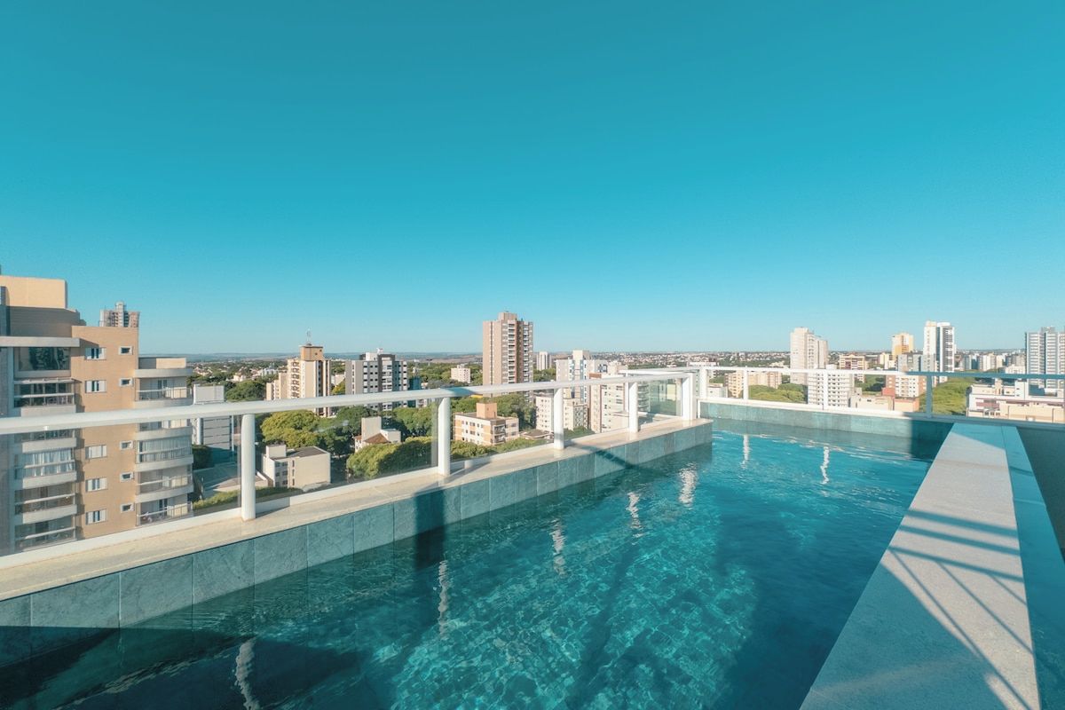 Una piscina en la azotea con vistas a la ciudad.