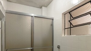 Un bany amb vàter, un lavabo i plat de dutxa.