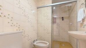 A bathroom with a toilet, bidet, and shower area. - Spacious Apartment beside Parque do Inga - MC31 (Maringá)