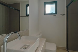 A bathroom with a white sink, a toilet, and a shower area. - Comfort and Style in Zona 7 for 5 Guests - BEDEO601 (Maringá)