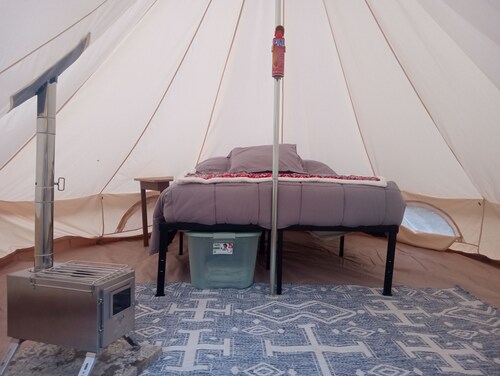 Beautifull Chicosa Canyon 2 Glamping with kitchen, hot shower and pet friendly.