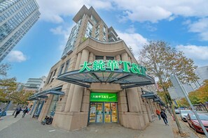 Ein T&T Geschäft mit markanter Architektur, darunter ein geschwungener Eingang und große Beschilderung.