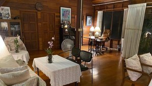 Casa, 2 quartos, sacada | Sala de jantar